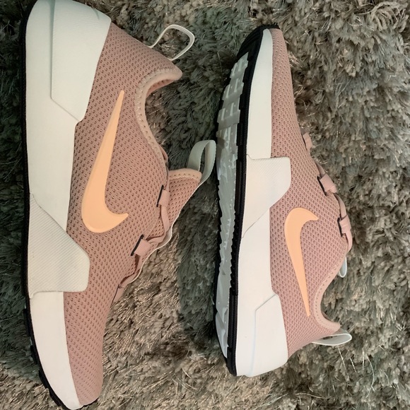 🎉Host Pick🎉 Nike Ashin modern - Picture 3 of 7